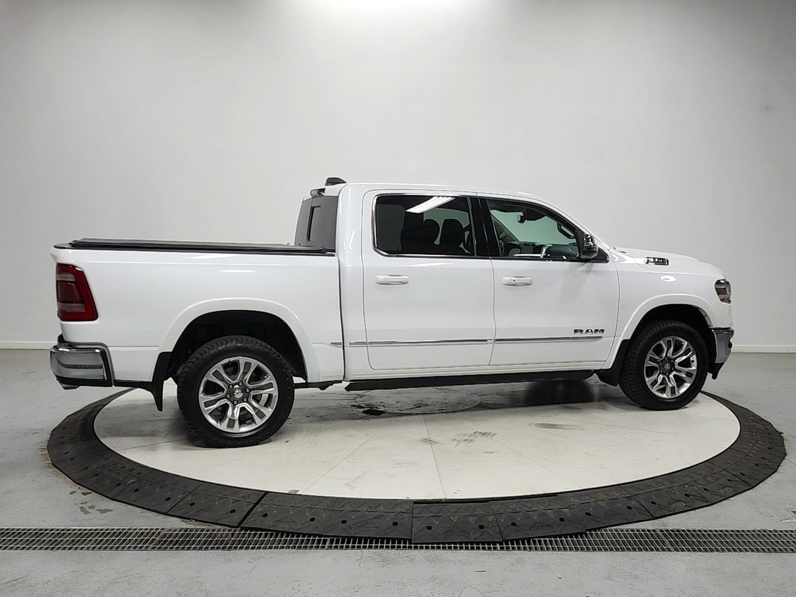 Used 2024 RAM 1500 Limited AWD/4WD image 8