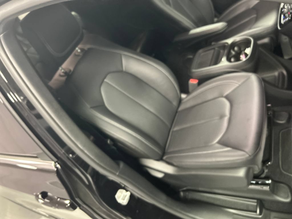 New 2027 Chrysler Pacifica Select FWD image 24
