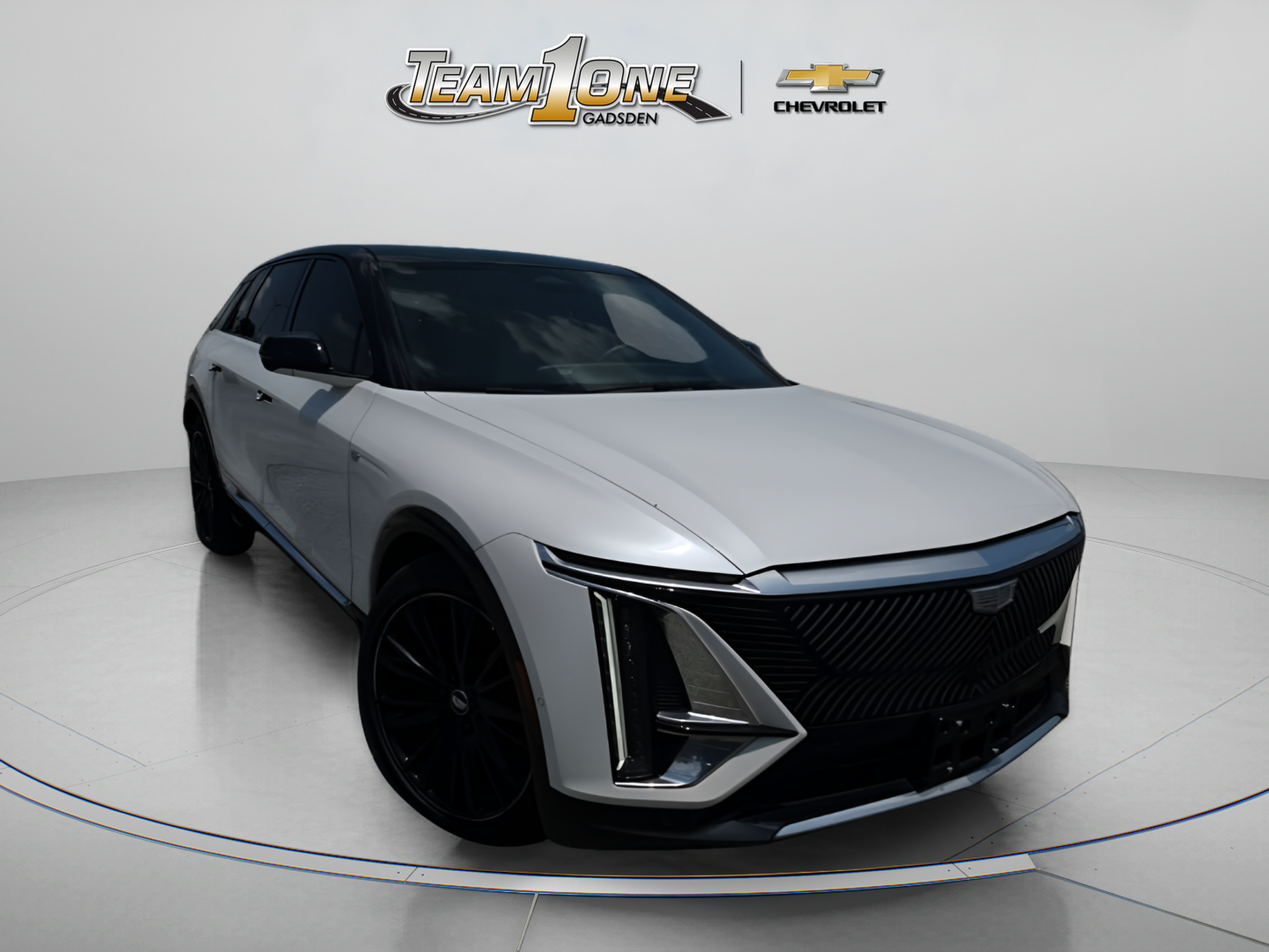 Used 2025 Cadillac Lyriq Luxury w/ LPO, Floor Liner Package AWD/4WD image 1