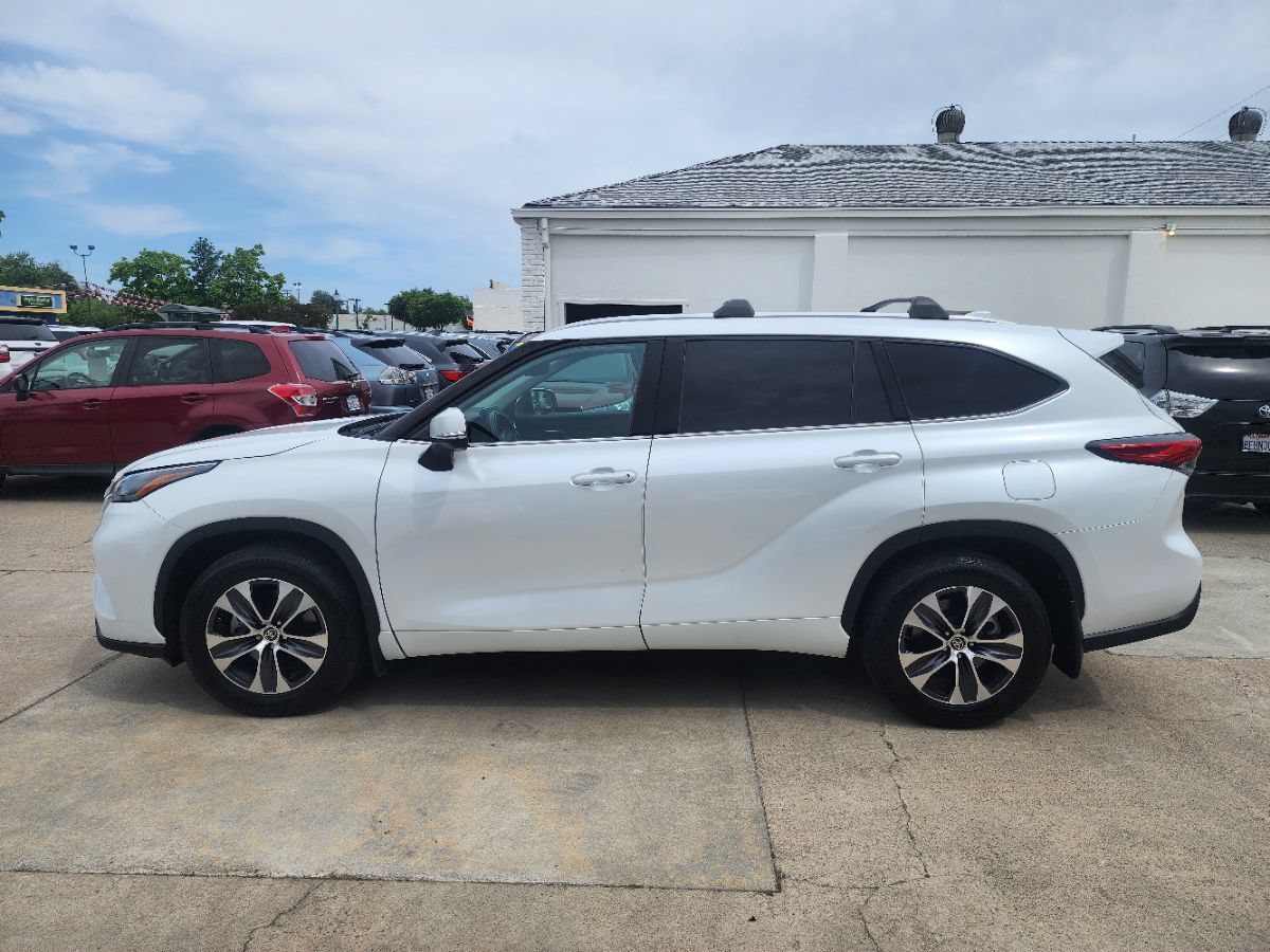 Used 2022 Toyota Highlander XLE FWD image 2