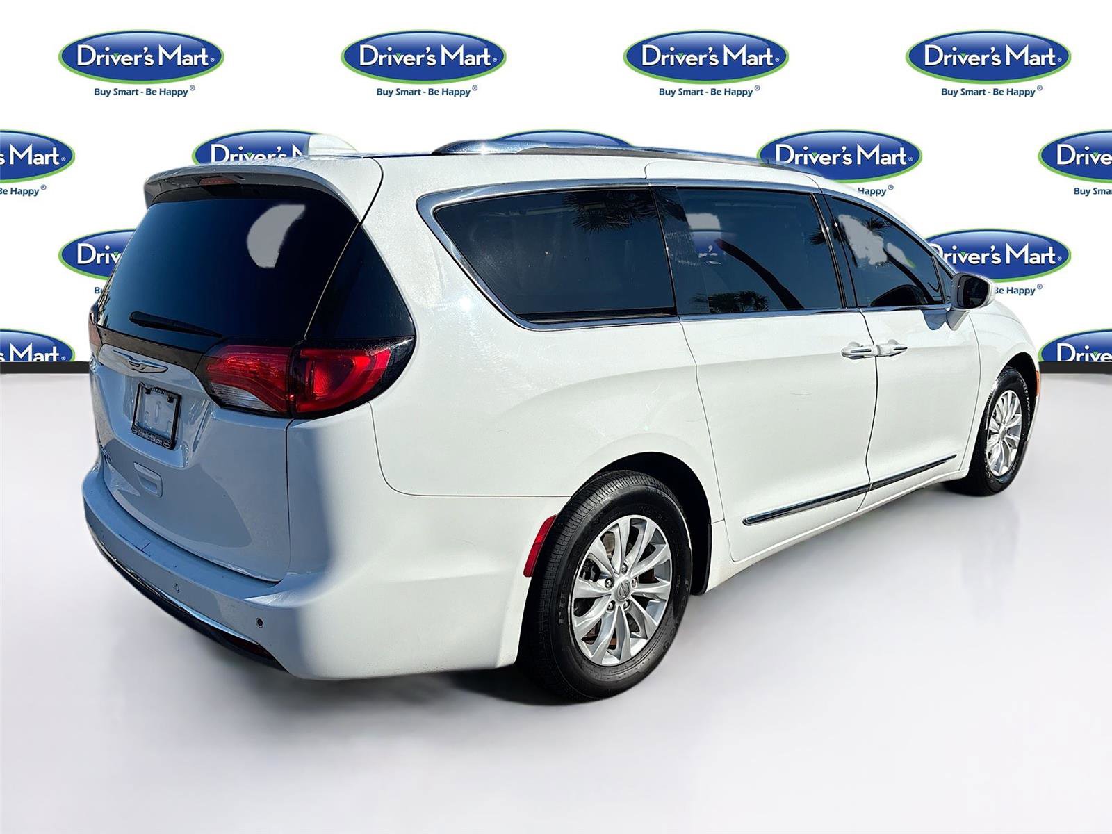 Used 2019 Chrysler Pacifica Touring-L image 8