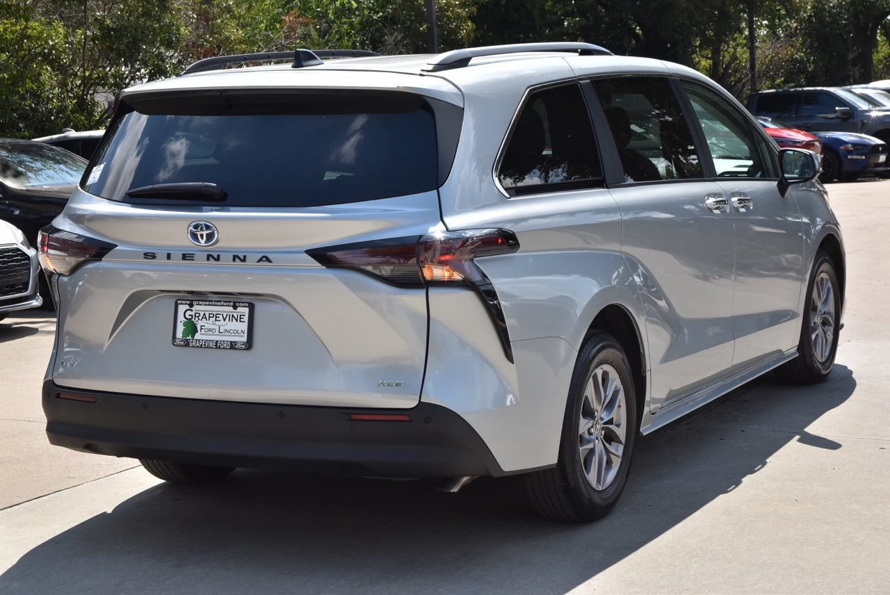 Used 2025 Toyota Sienna XLE FWD image 8