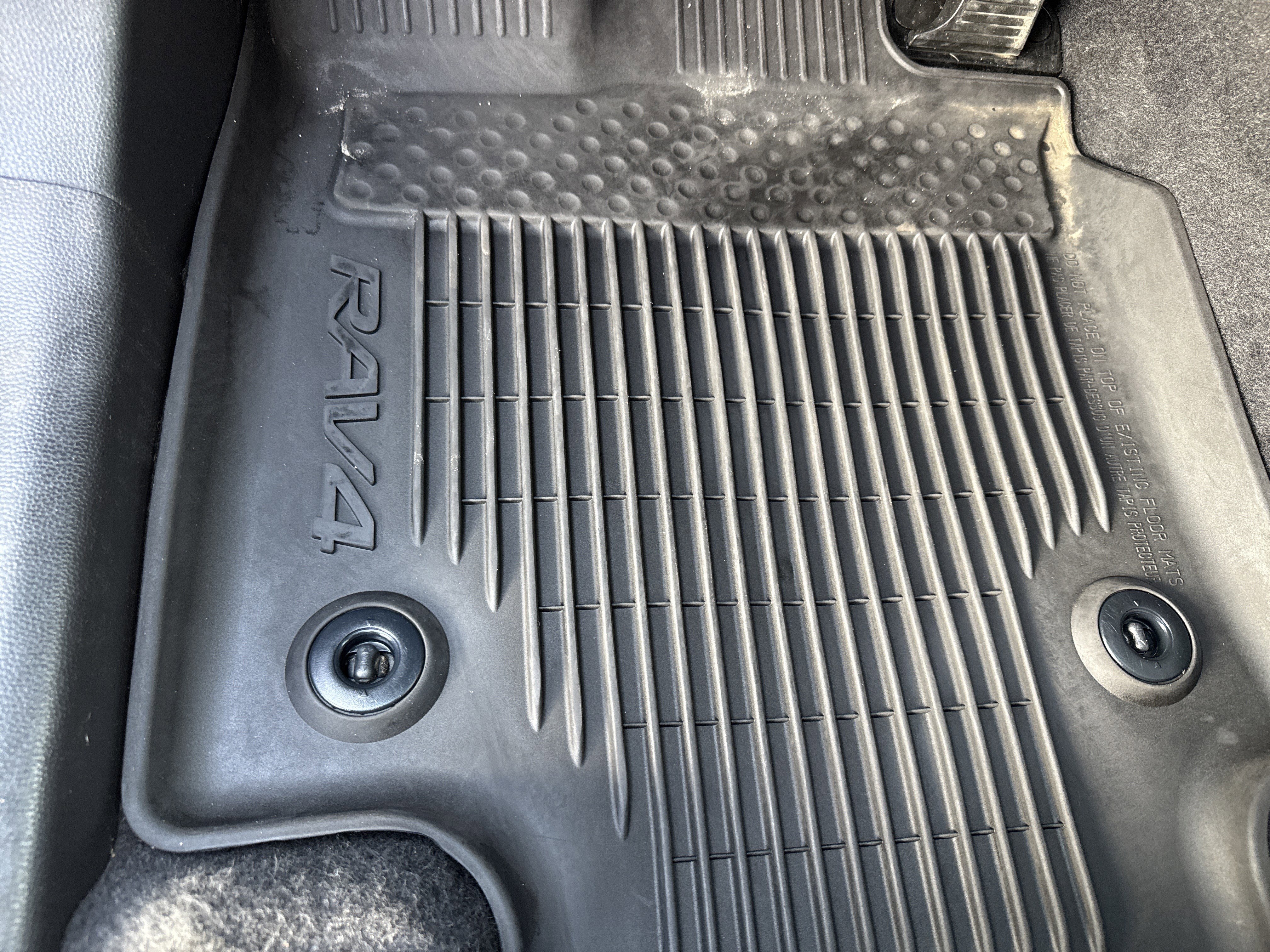 Used 2021 Toyota RAV4 XLE Premium image 17