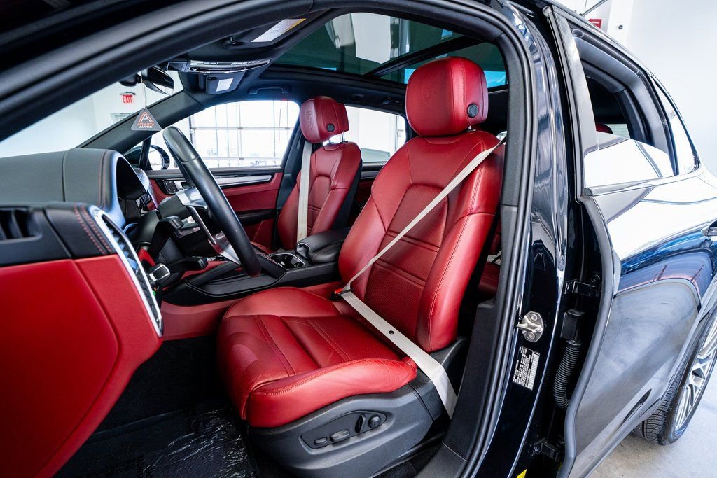 Used 2022 Porsche Cayenne Platinum Edition image 37