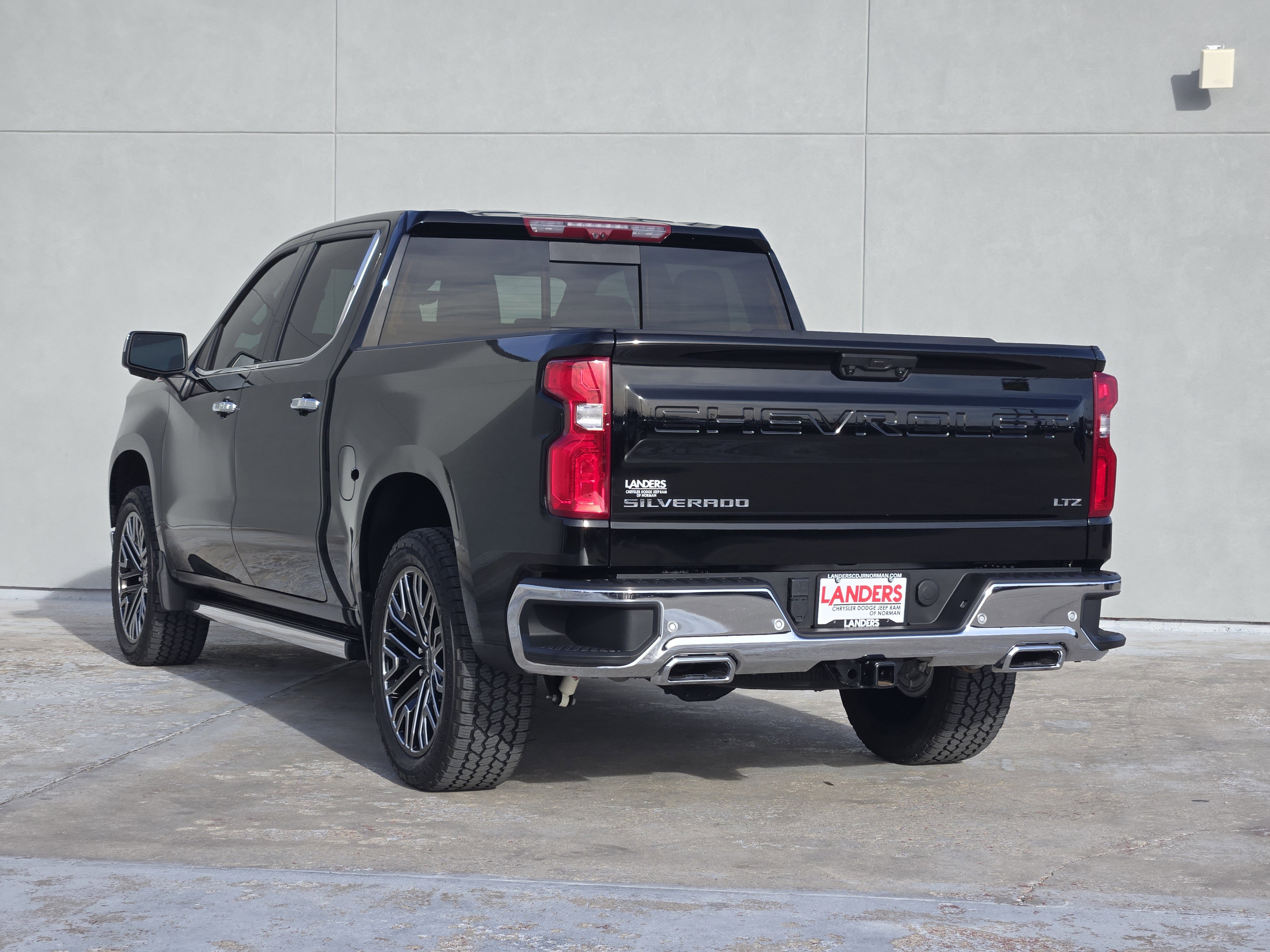 Used 2025 Chevrolet Silverado 1500 LTZ w/ LTZ Premium Package image 6