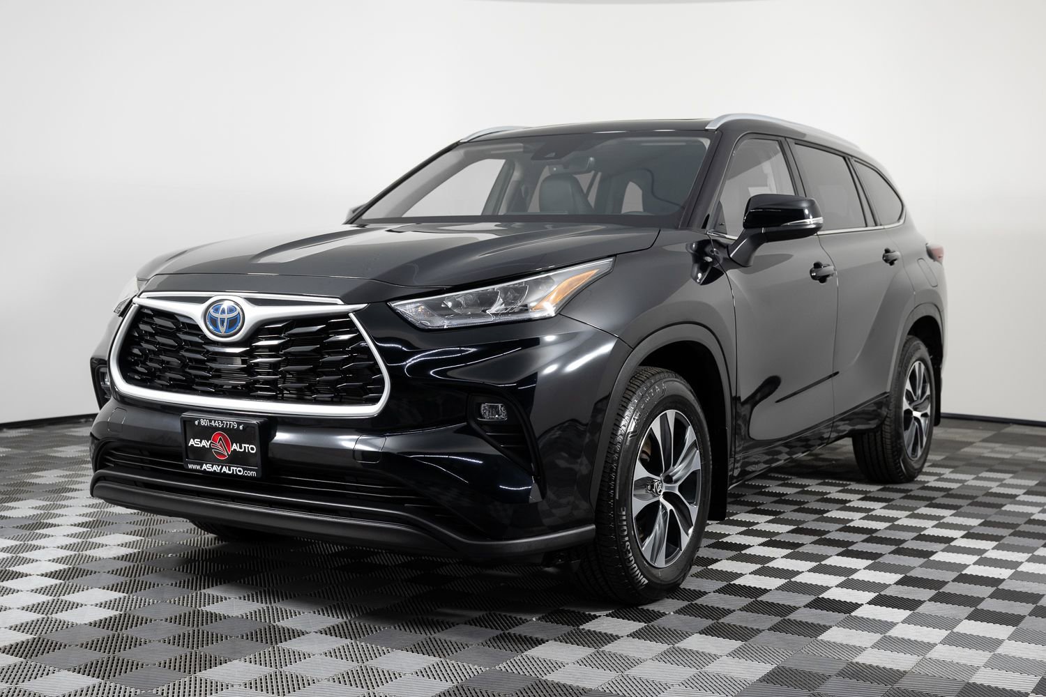 Used 2024 Toyota Highlander XLE image 2