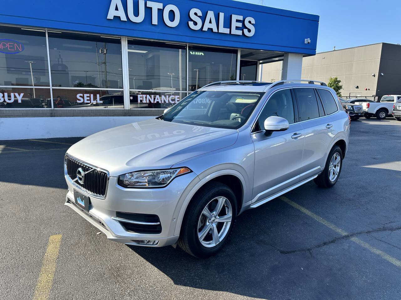 Used 2016 Volvo XC90 T5 Momentum image 3