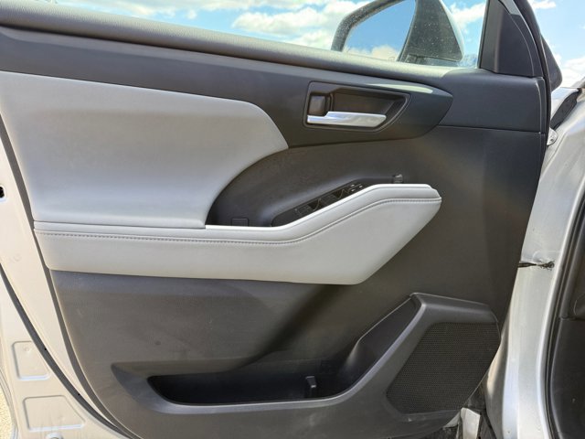 Used 2023 Toyota Highlander XLE AWD/4WD image 29