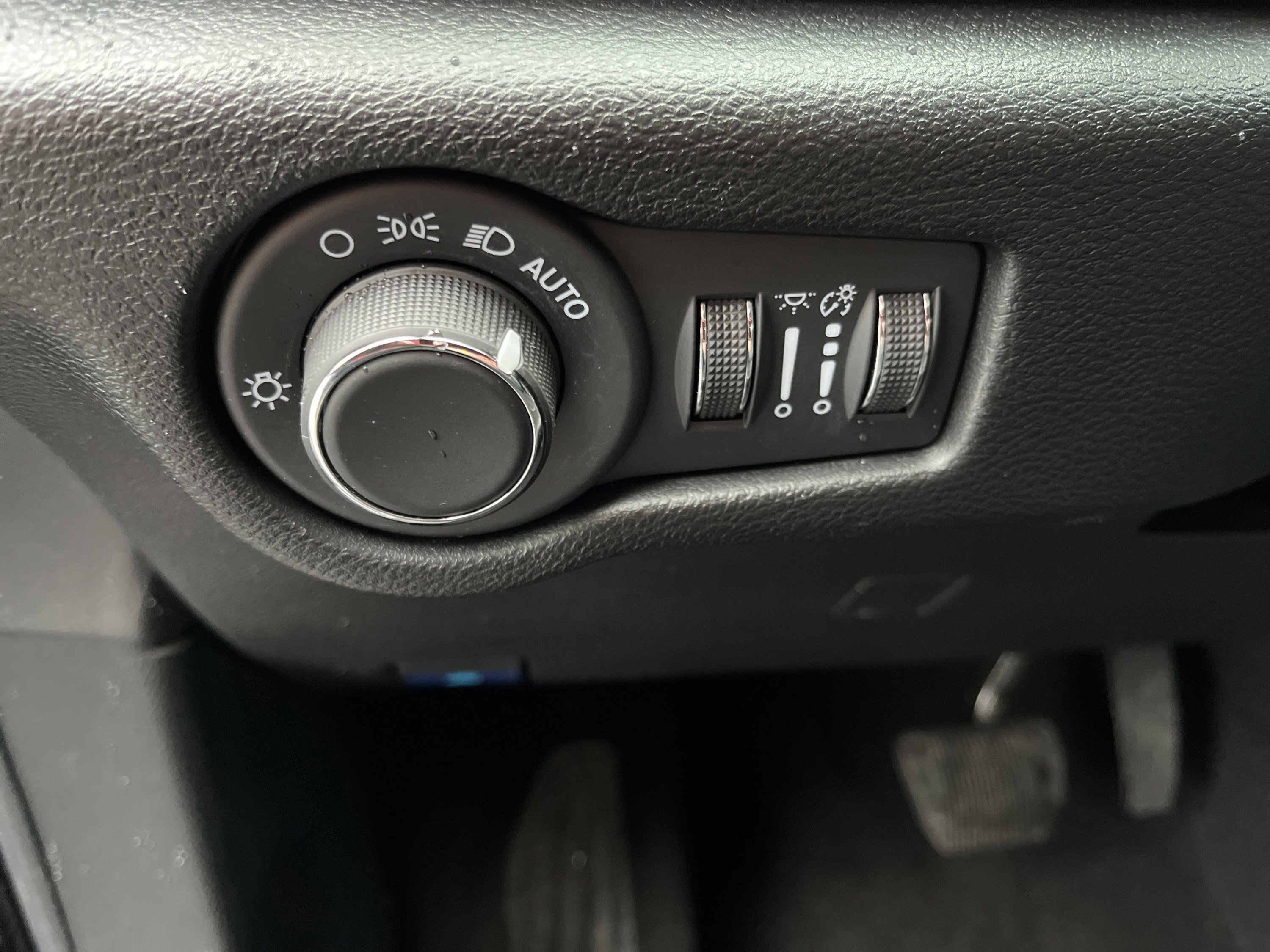 Used 2025 Chrysler Voyager LX image 18
