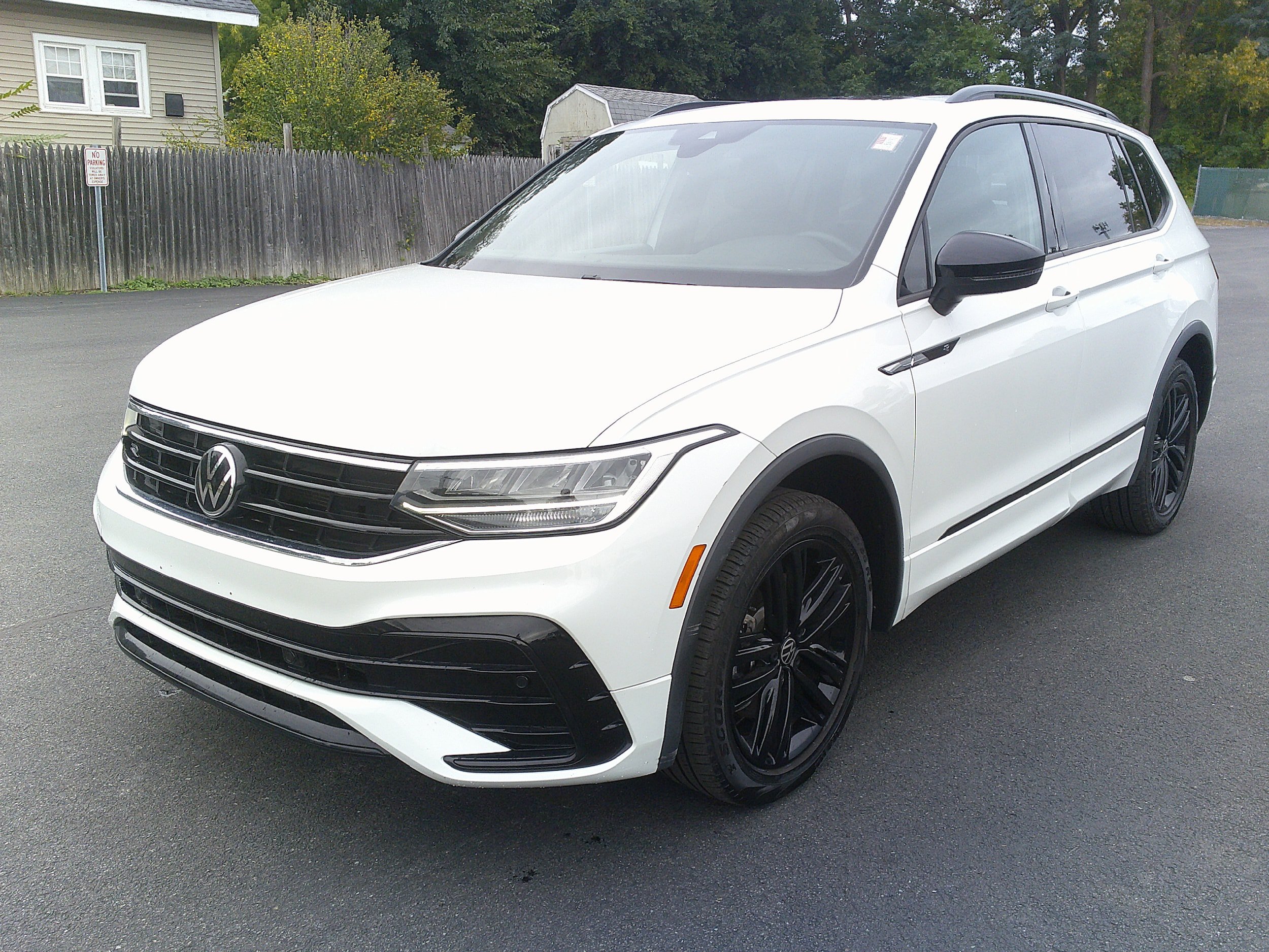 Used 2022 Volkswagen Tiguan SE R-Line AWD/4WD image 2