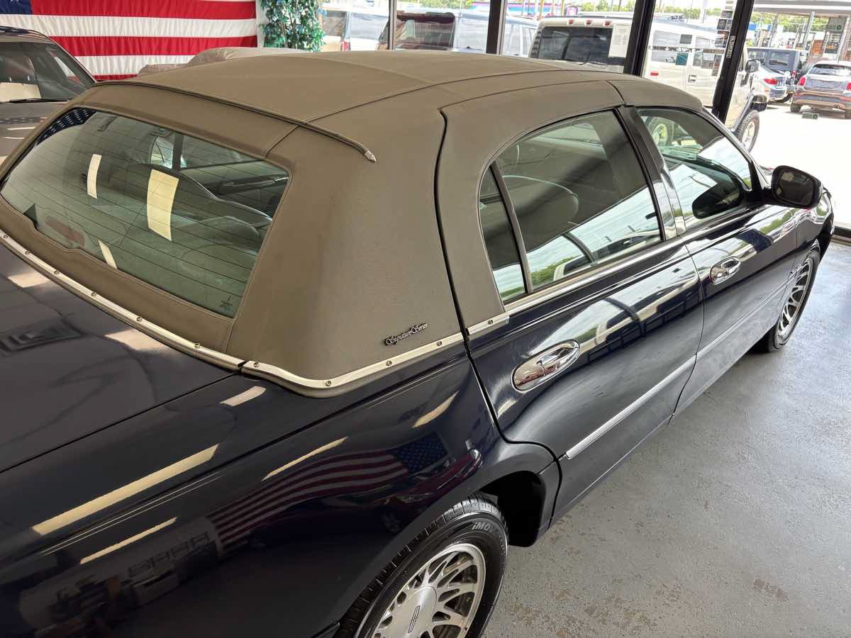 Used 2001 Lincoln Town Car Signature RWD image 12