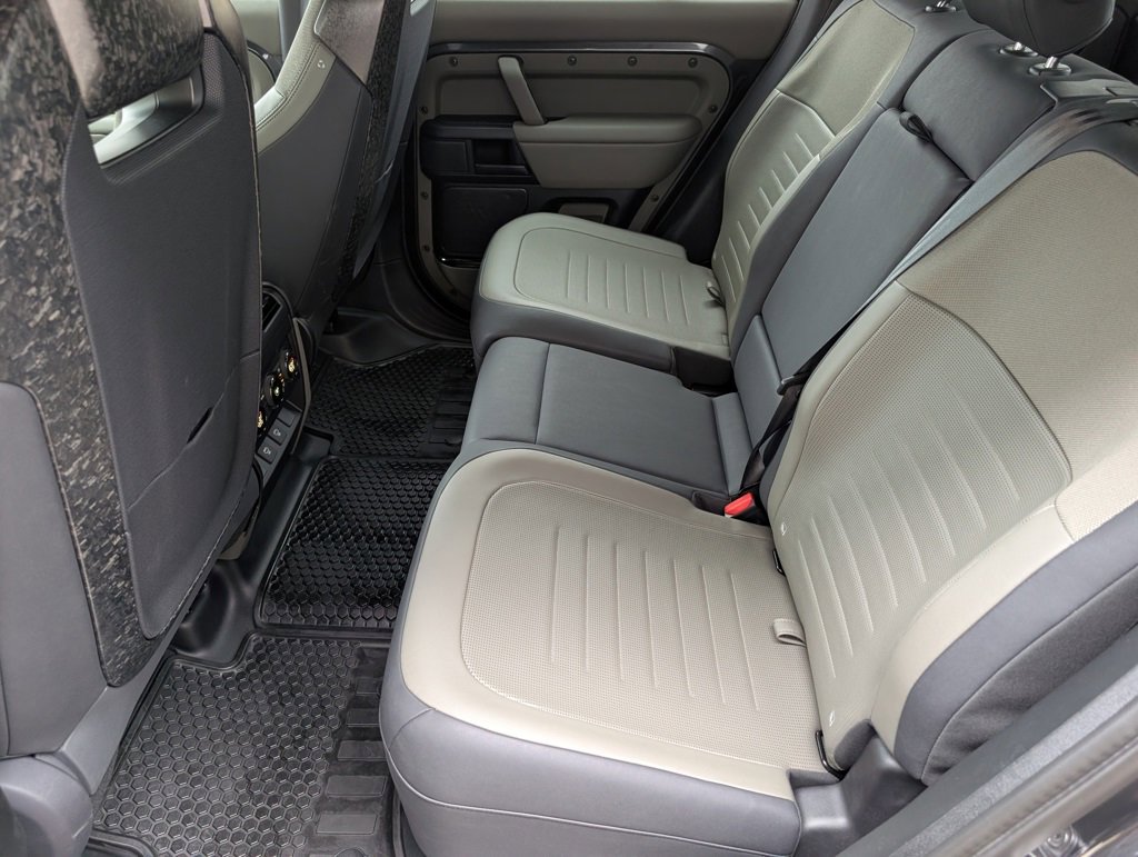 Used 2025 Land Rover Defender 110 image 30