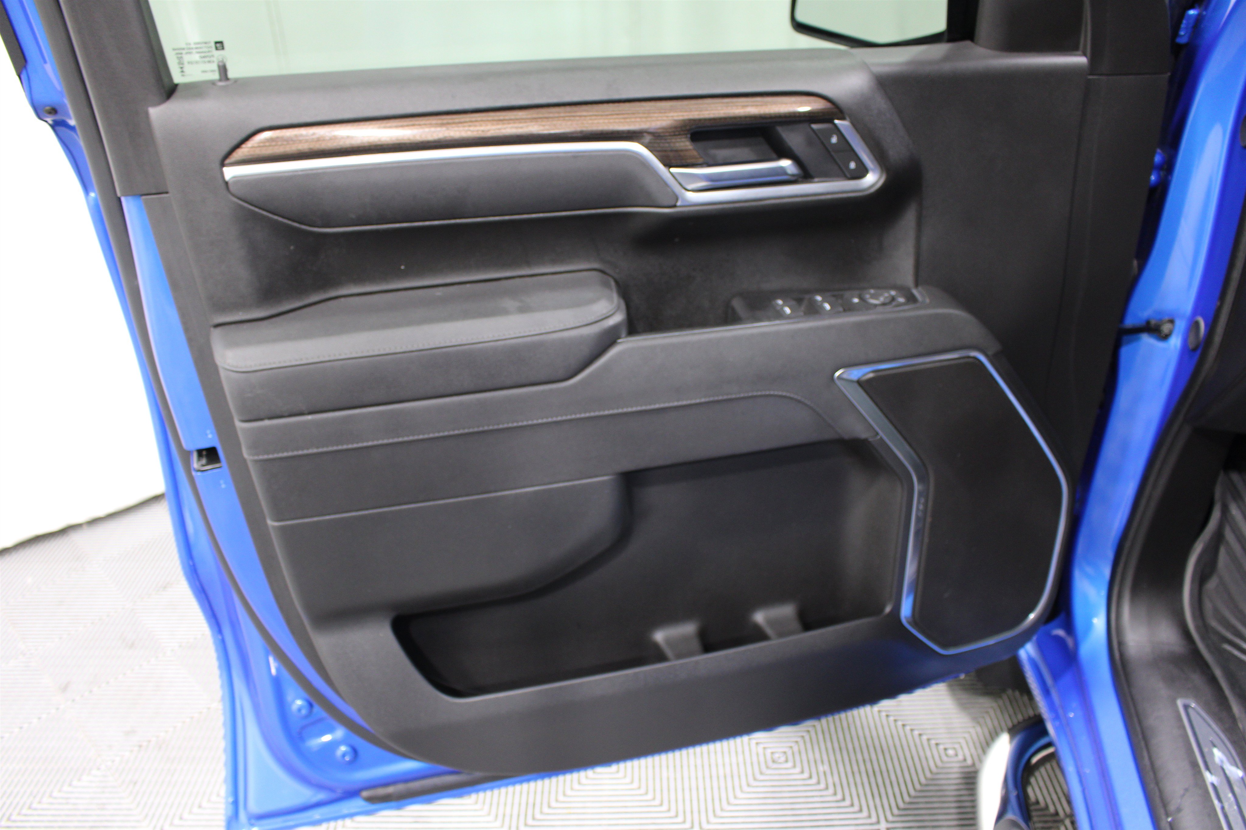 Used 2025 Chevrolet Silverado 1500 LT AWD/4WD image 6