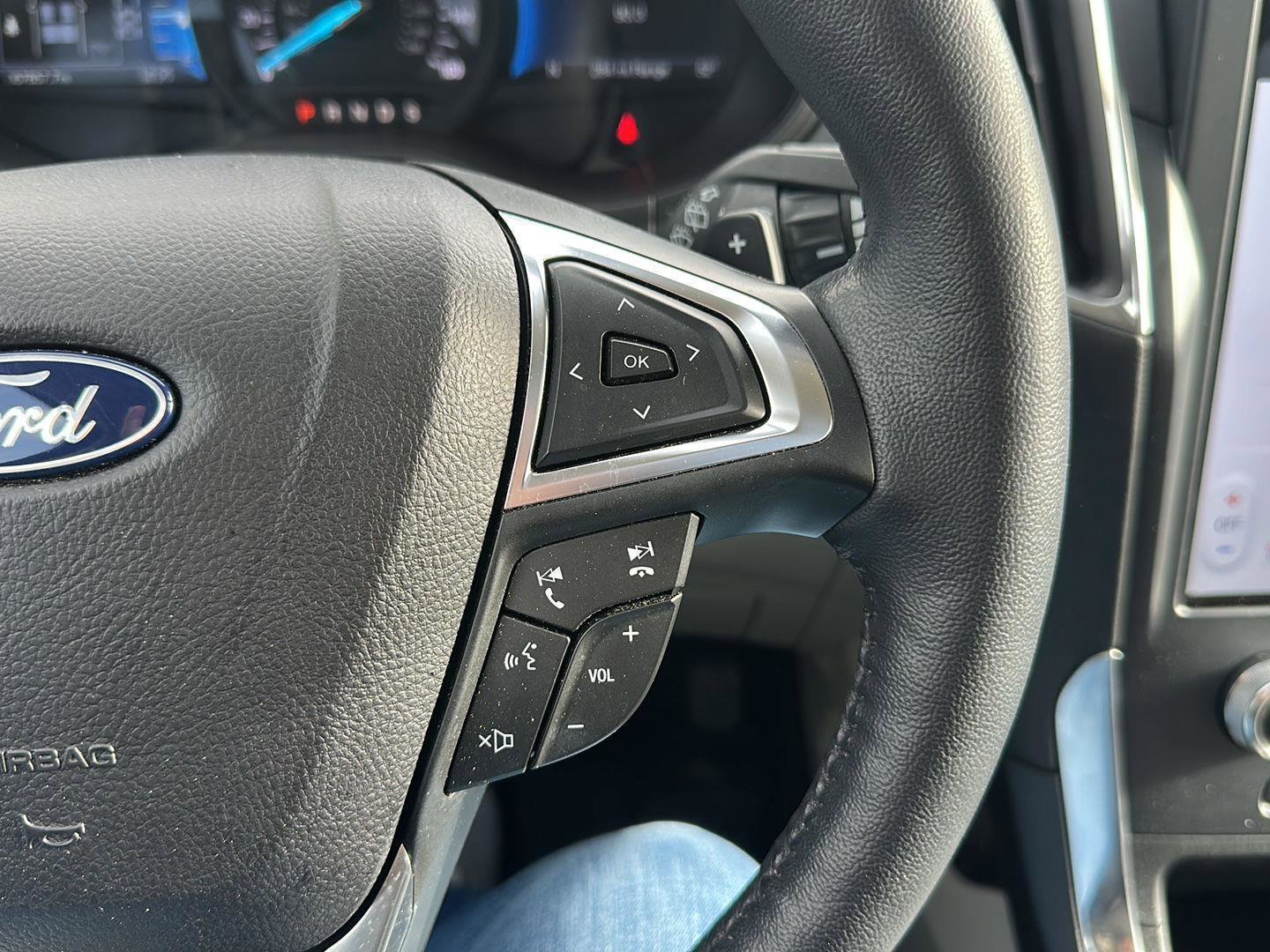 Used 2023 Ford Edge Titanium w/ Class II Trailer Tow Package AWD/4WD image 14