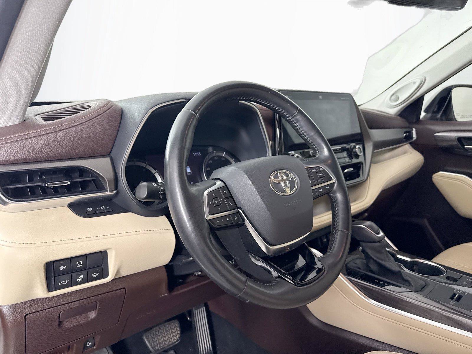 Used 2021 Toyota Highlander Limited FWD image 15