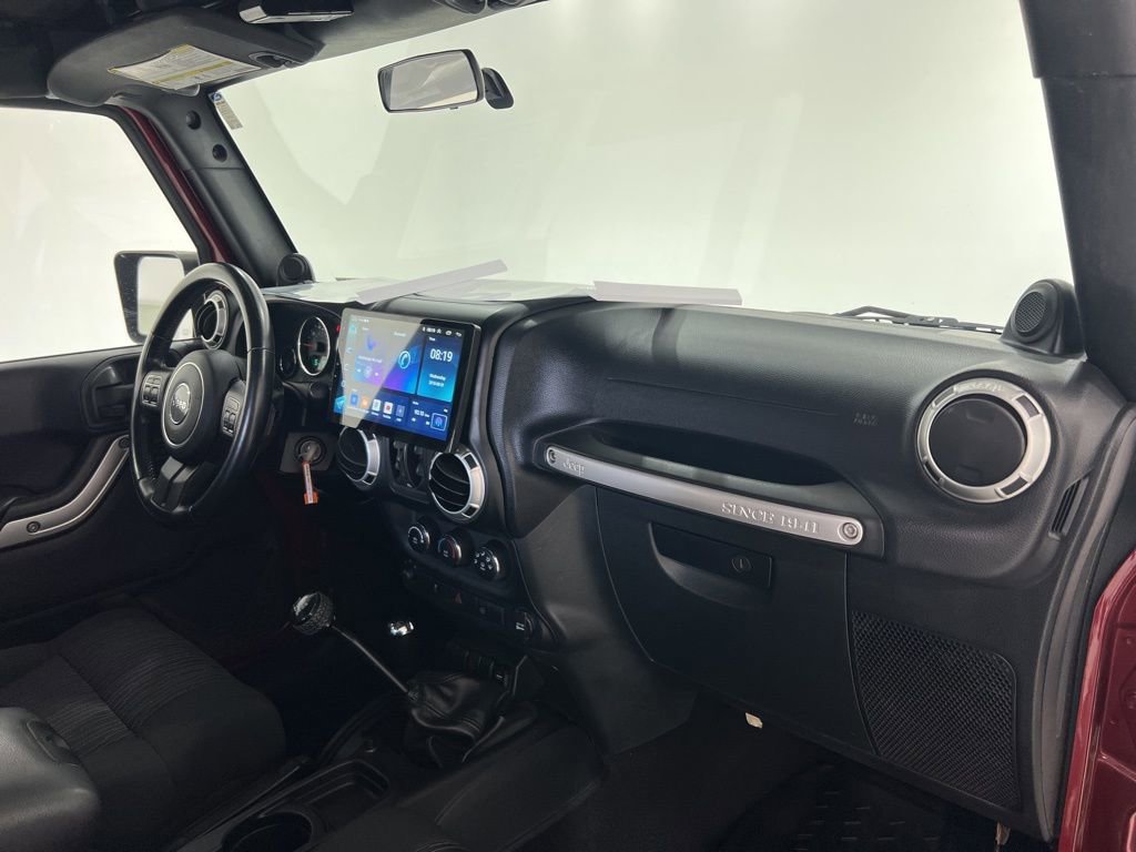 Used 2012 Jeep Wrangler Unlimited Rubicon w/ Connectivity Group image 21