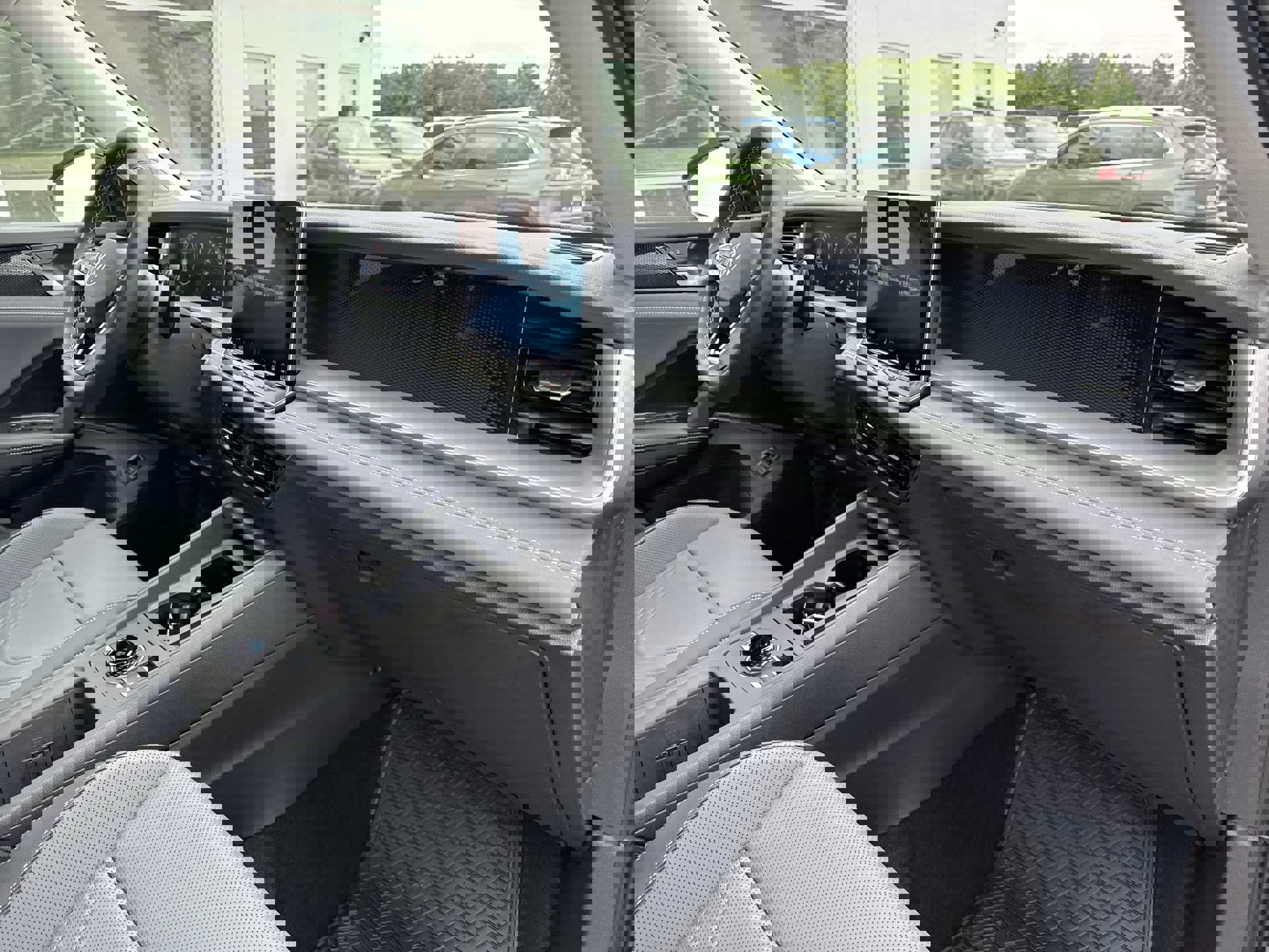 Used 2025 Volkswagen Tiguan SE image 26