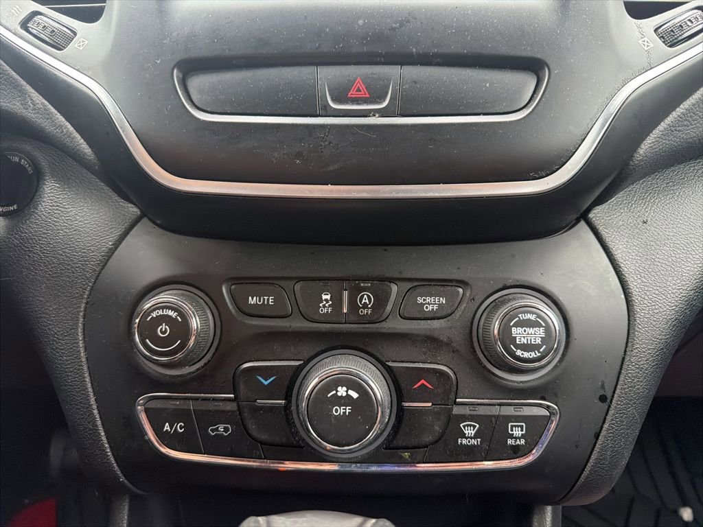 Used 2019 Jeep Cherokee Latitude w/ Popular Appearance Group AWD/4WD image 17