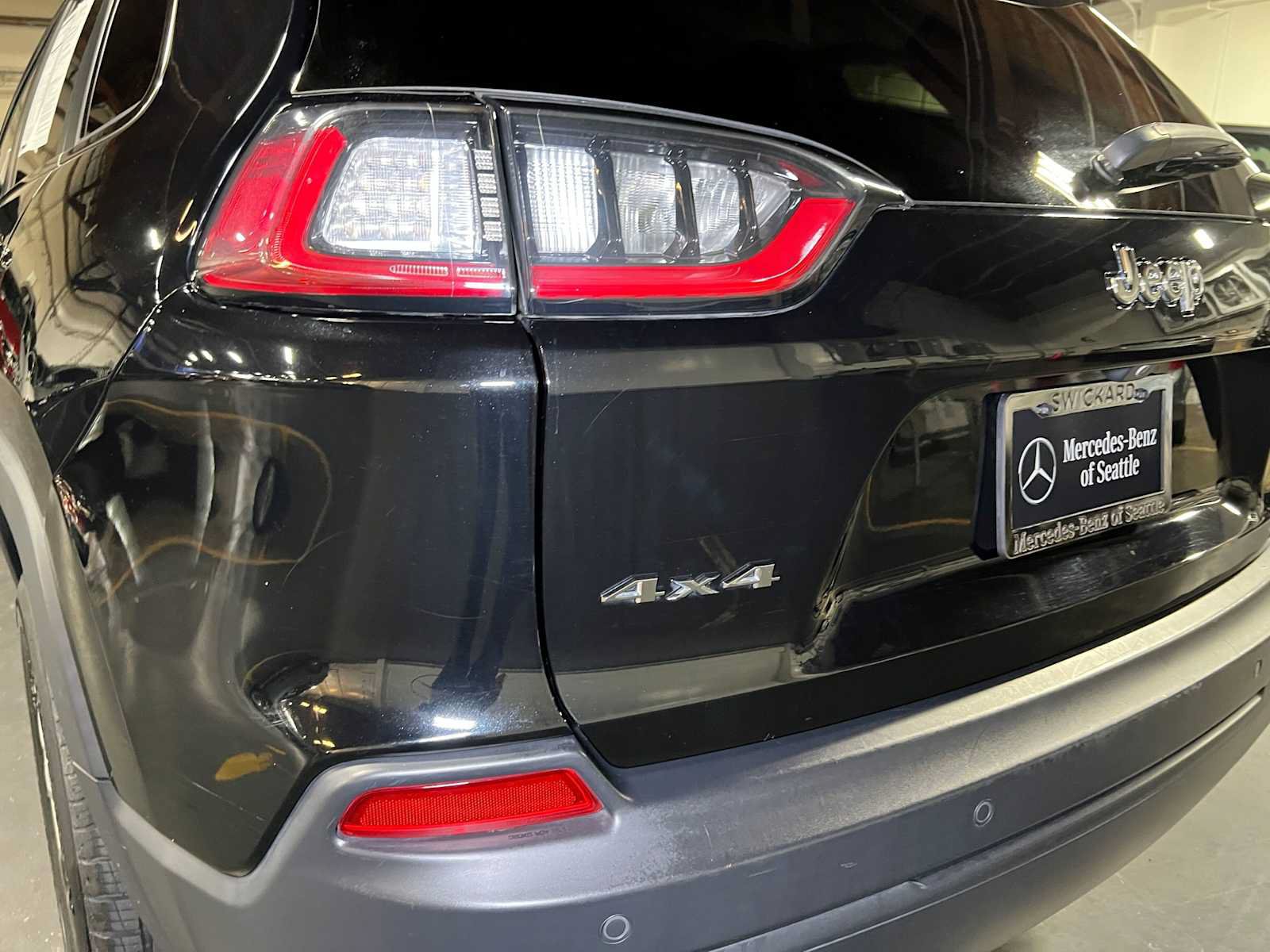 Used 2019 Jeep Cherokee Latitude Plus w/ Cold Weather Group AWD/4WD image 14