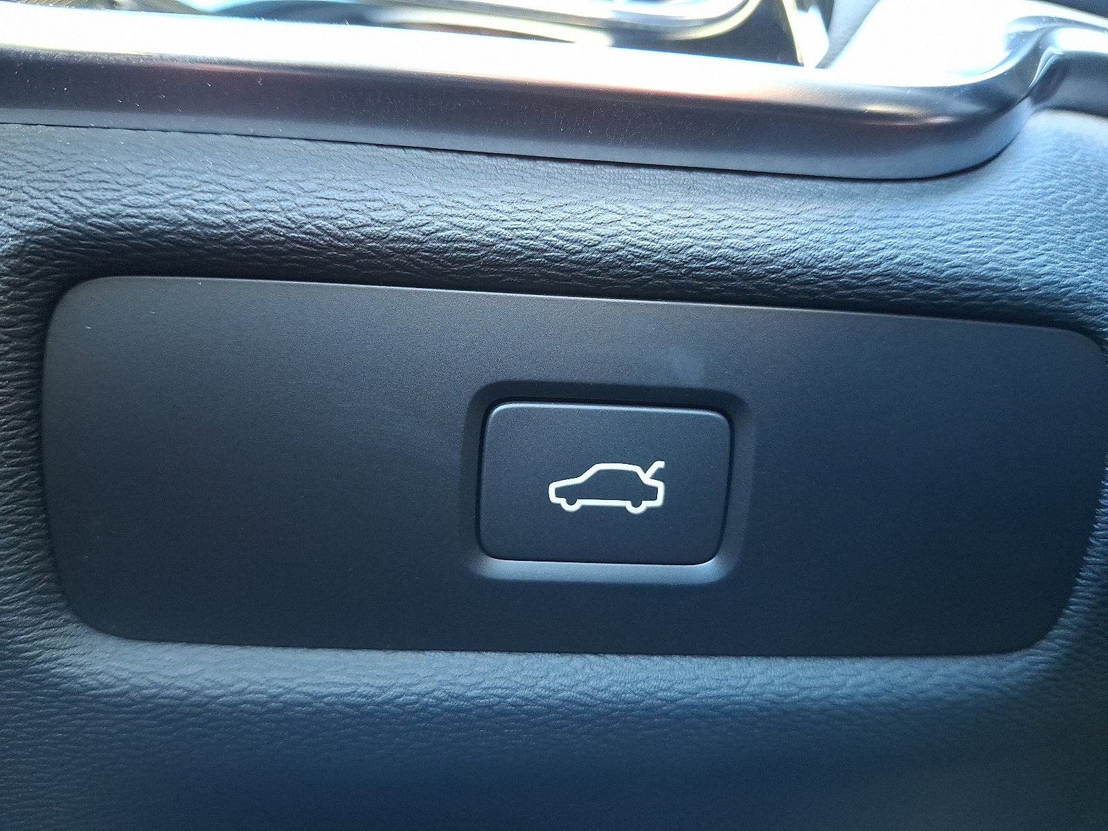 Certified 2024 Volvo S60 B5 Plus w/ Climate Package image 28