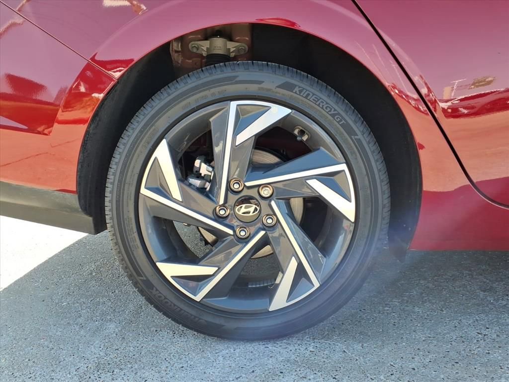 Used 2025 Hyundai Elantra SEL image 19