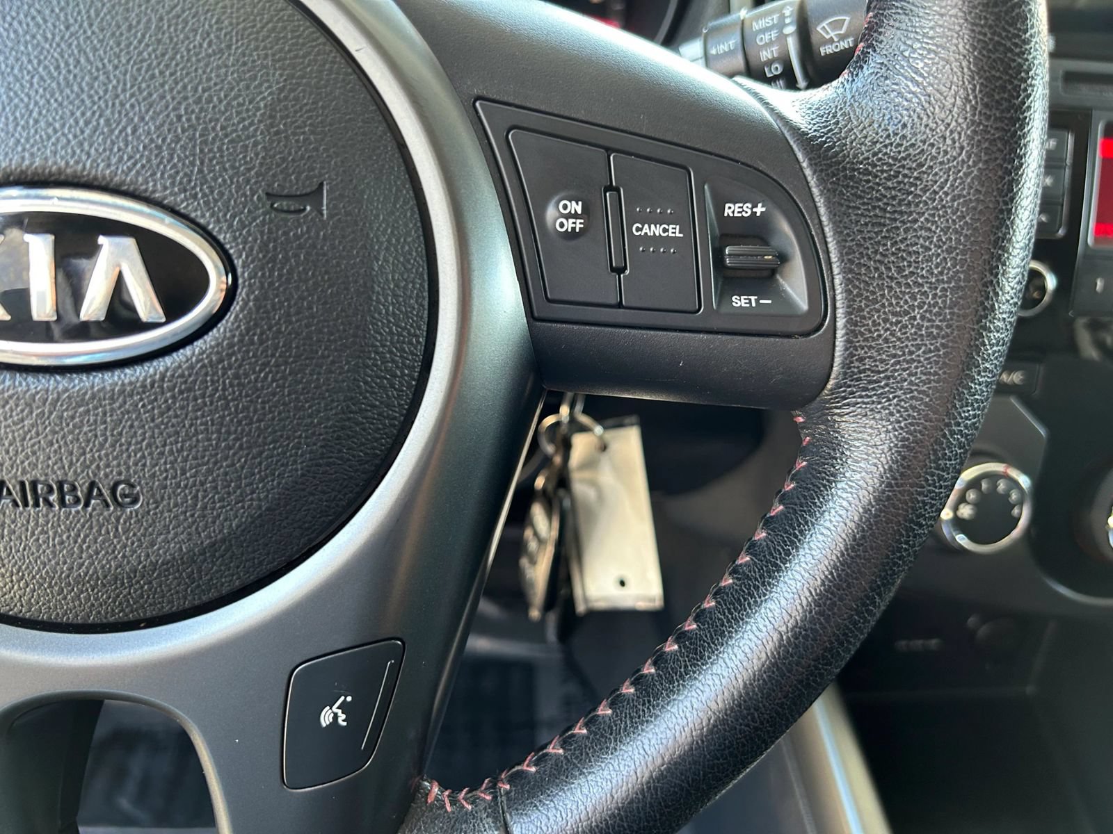 Used 2010 Kia Forte Koup SX FWD image 13