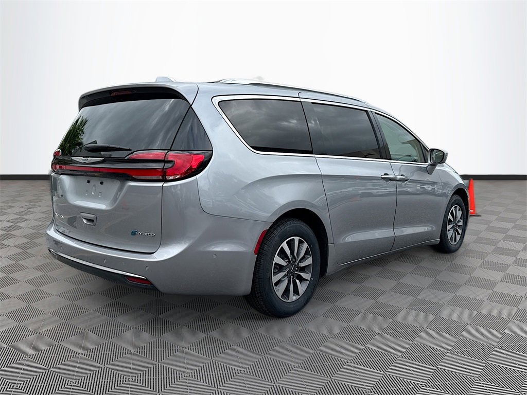 Used 2021 Chrysler Pacifica Touring-L image 6