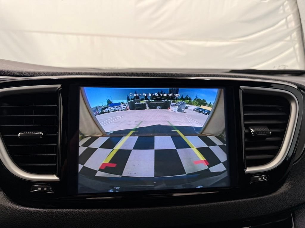 Used 2025 Chrysler Pacifica Select FWD image 37