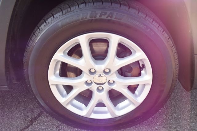 Used 2015 Jeep Cherokee Latitude w/ Cold Weather Group AWD/4WD image 45