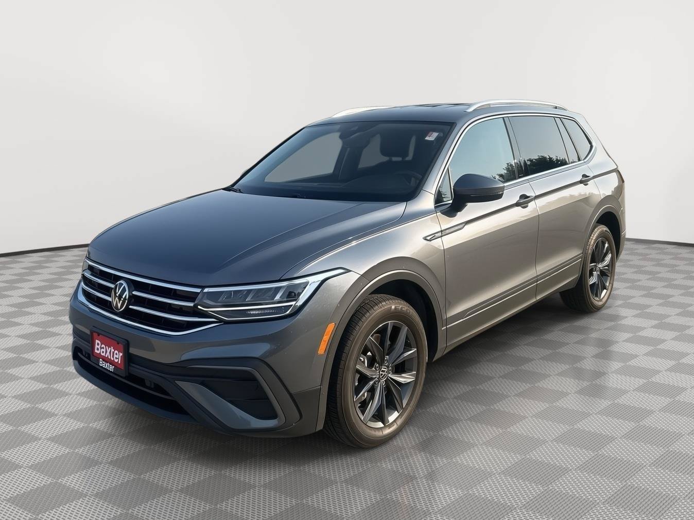 Used 2023 Volkswagen Tiguan SE AWD/4WD image 2