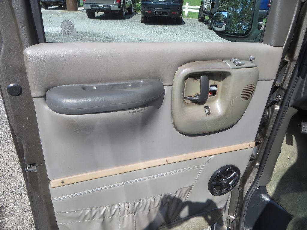 Used 2002 GMC Savana 1500 w/ SLE Marketing Option Pkg 3 RWD image 11