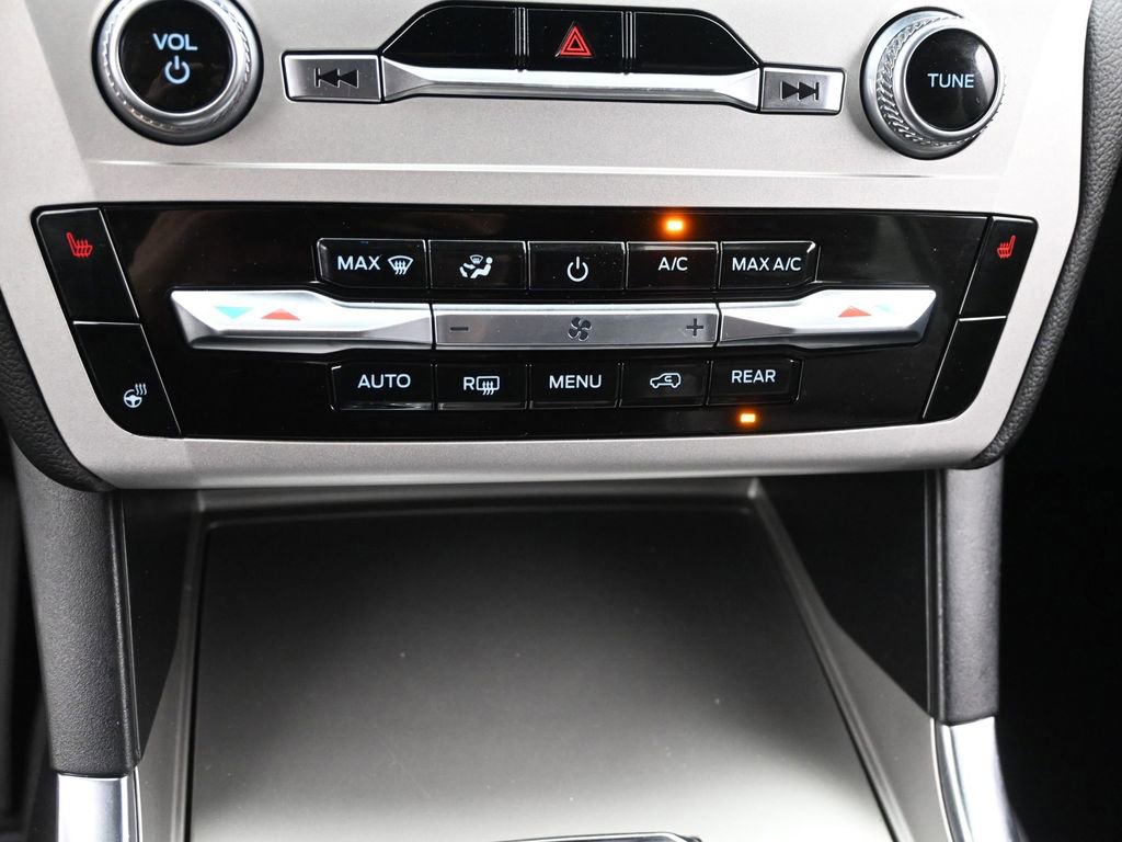 Used 2022 Ford Explorer XLT w/ Equipment Group 202A image 21