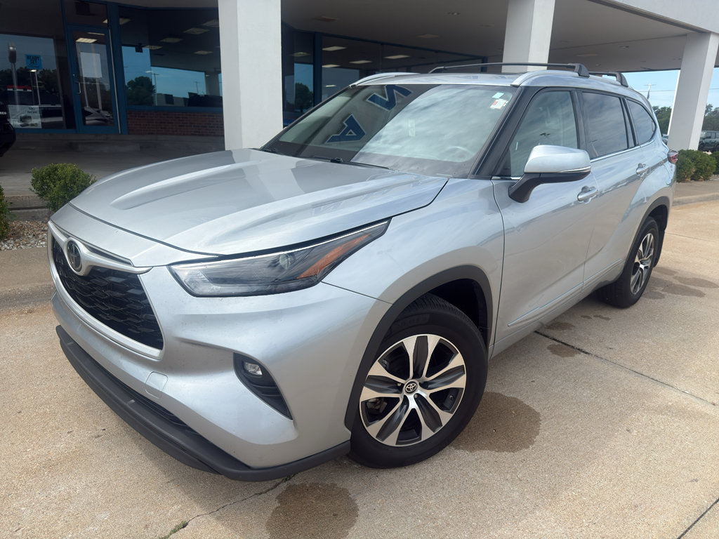 Used 2022 Toyota Highlander XLE AWD/4WD image 2