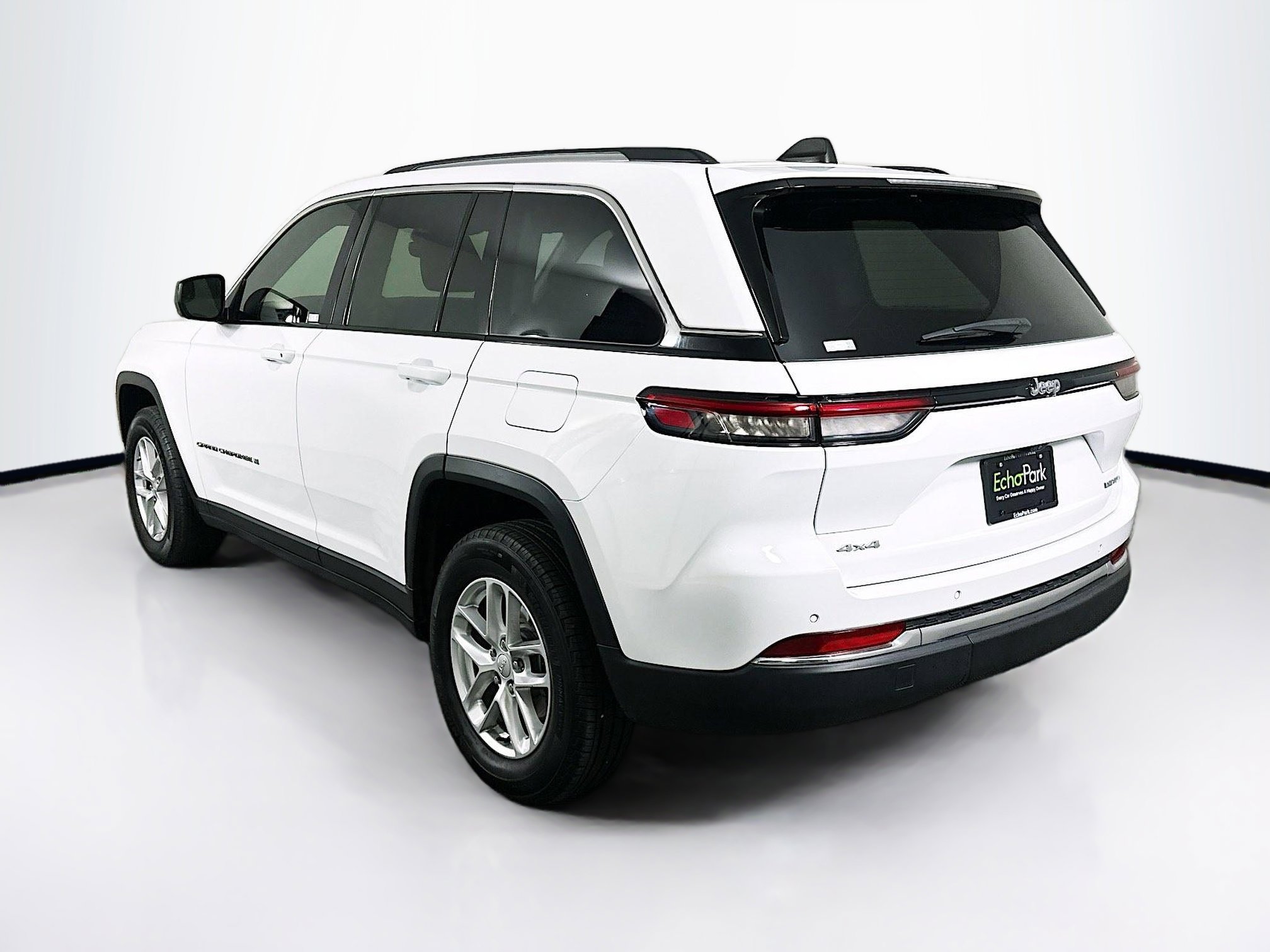 Used 2023 Jeep Grand Cherokee Laredo w/ Trailer Tow Prep Group (B) AWD/4WD image 5