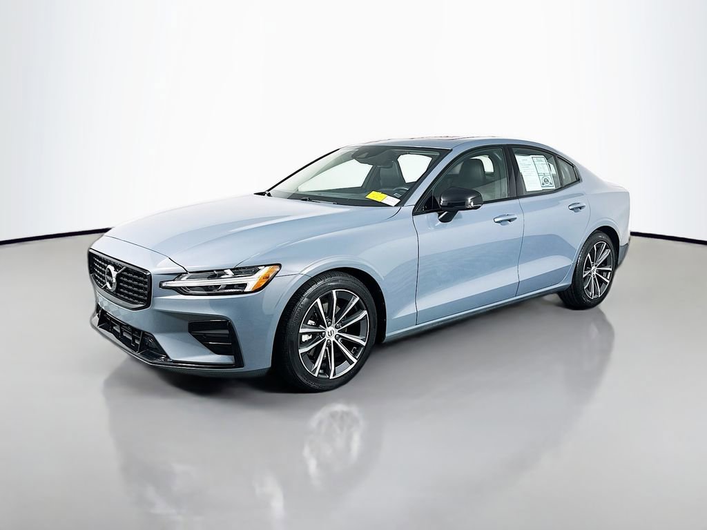 Used 2022 Volvo S60 B5 Momentum image 3