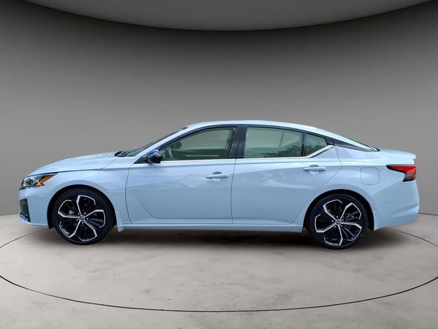 Used 2023 Nissan Altima 2.5 SR w/ SR Premium Package FWD image 2
