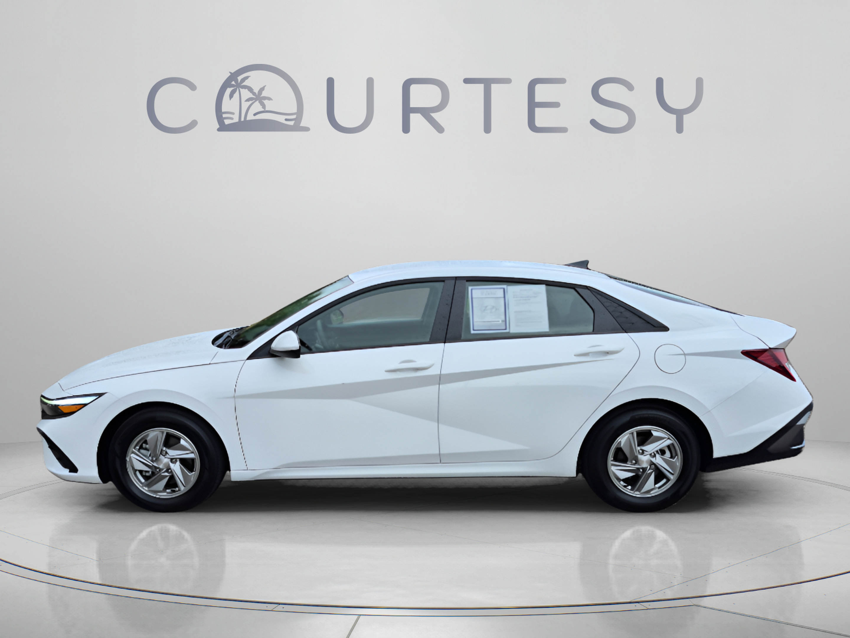 Used 2025 Hyundai Elantra SE FWD image 2