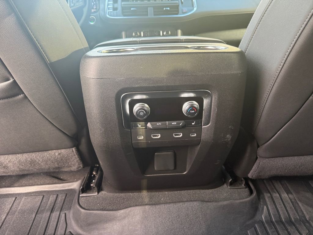 Used 2024 GMC Yukon XL SLT w/ SLT Luxury Package image 29