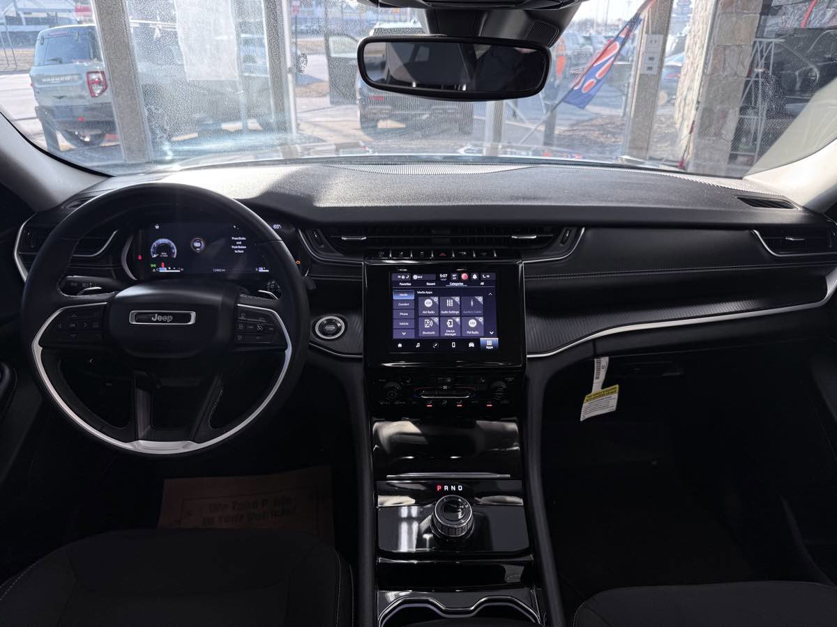 Used 2023 Jeep Grand Cherokee Laredo w/ Luxury Tech Group I image 40