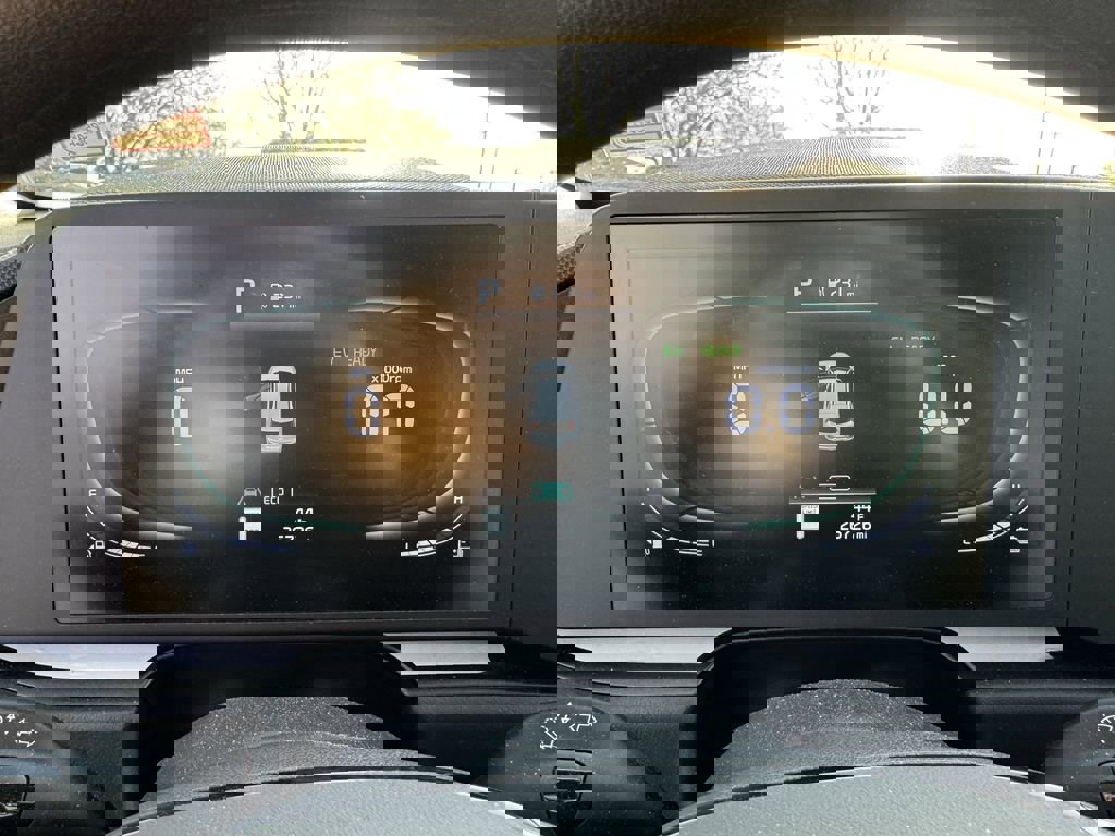 Used 2023 Kia Niro LX image 7