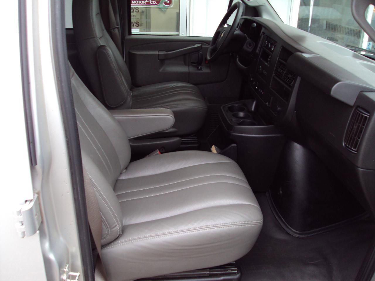 Used 2019 Chevrolet Express 3500 LS RWD image 16