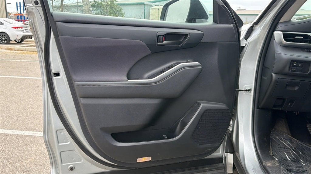 Used 2024 Toyota Highlander LE image 13