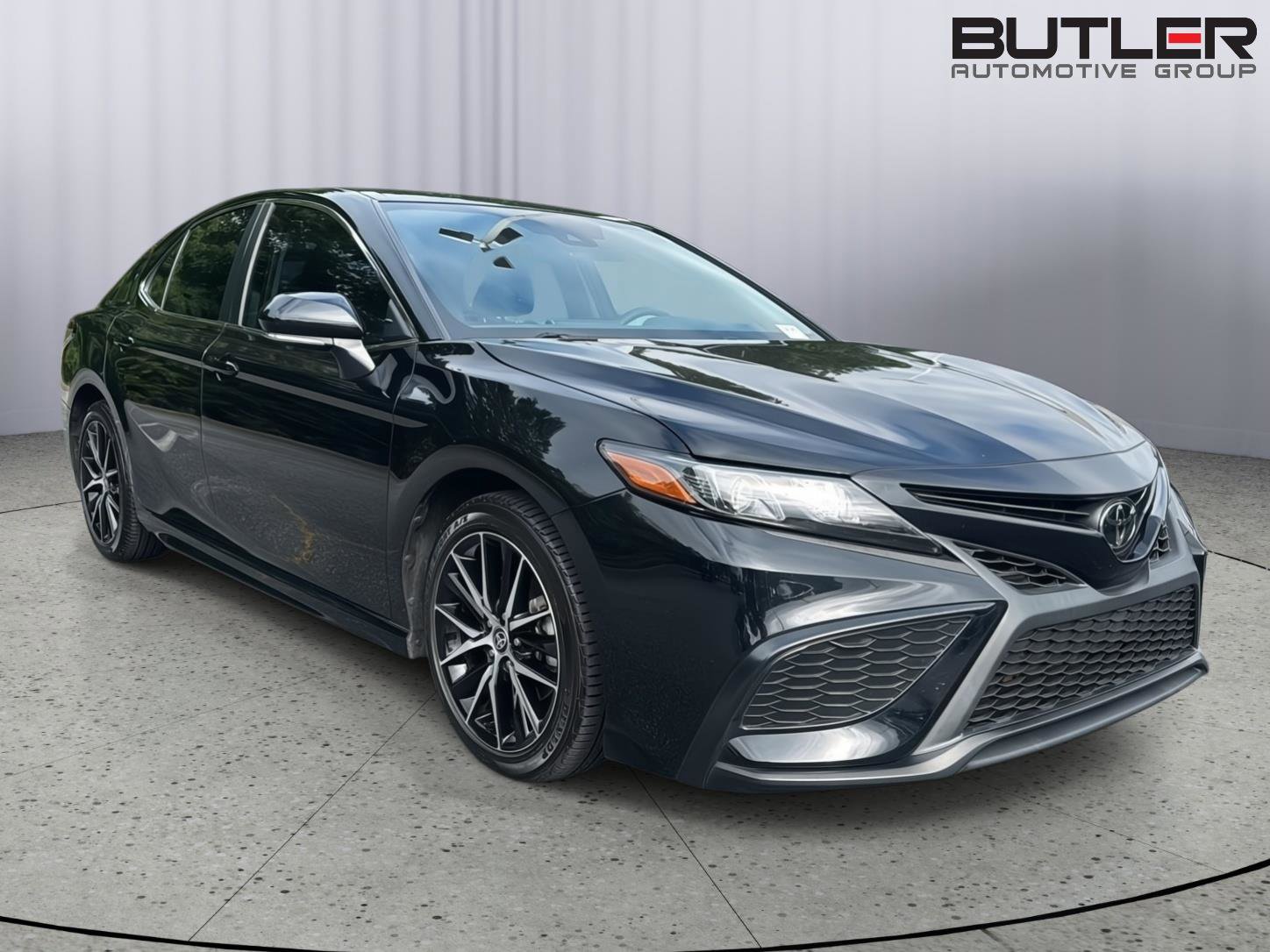 Used 2022 Toyota Camry SE w/ Convenience Package FWD image 3