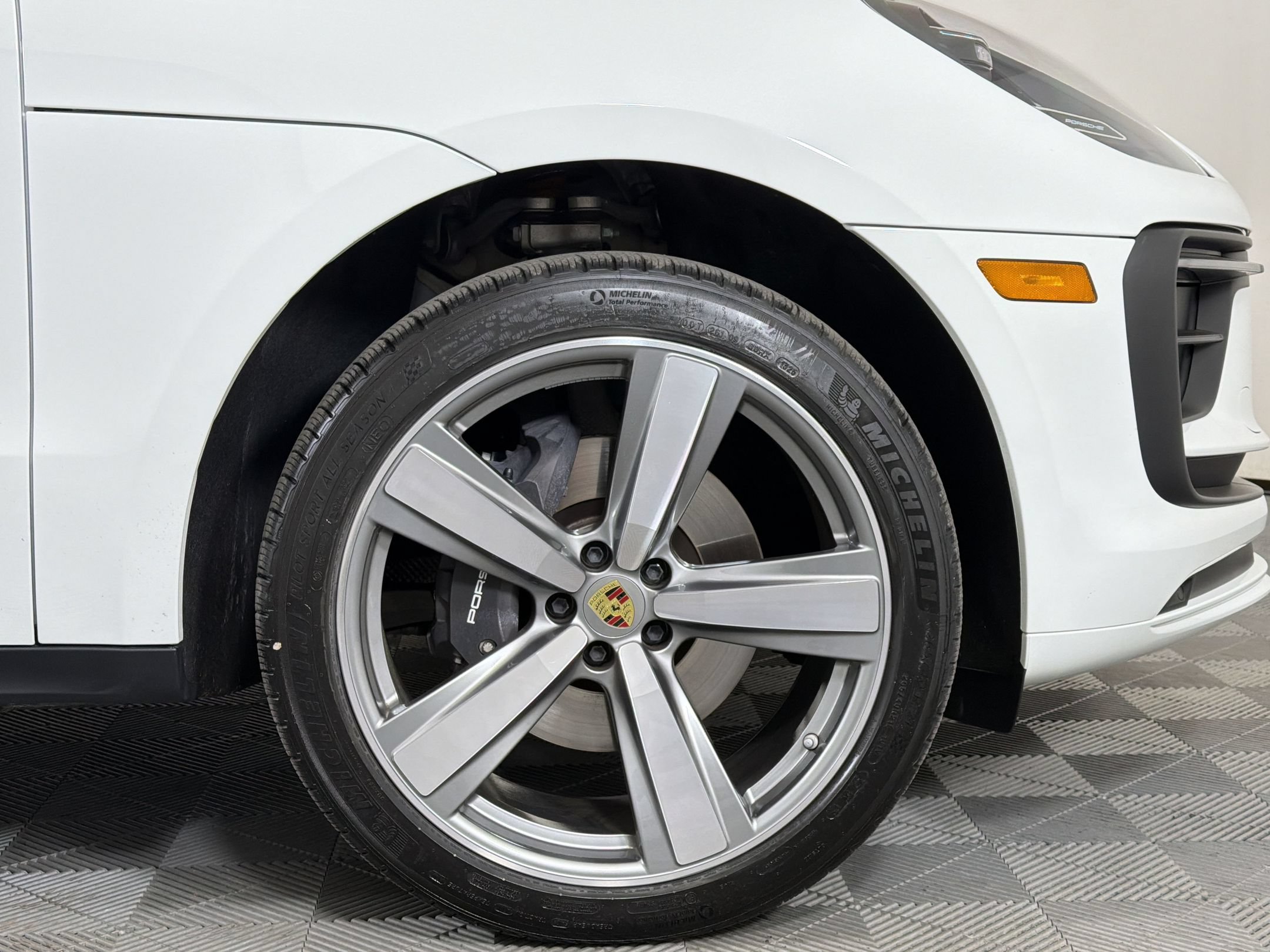 Certified 2025 Porsche Macan AWD/4WD image 14