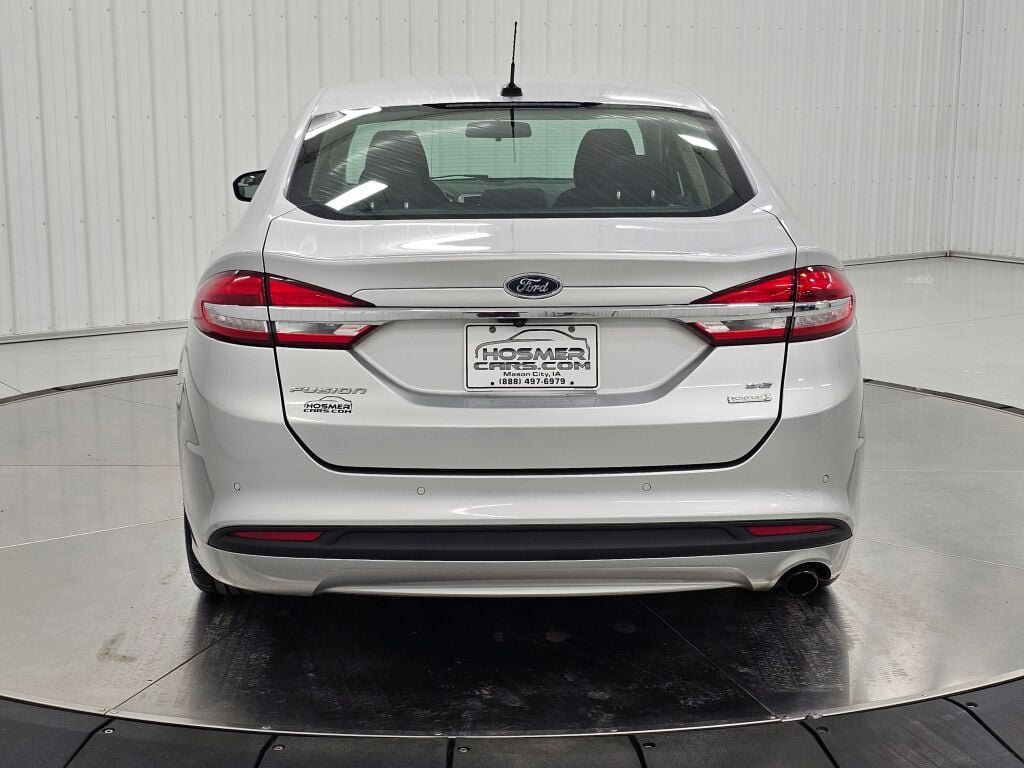 Used 2017 Ford Fusion SE w/ Fusion SE Technology Package FWD image 4