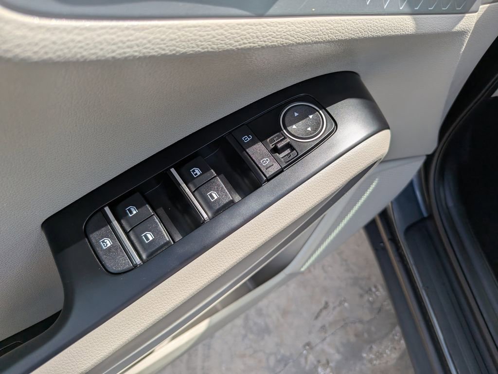 Certified 2025 Kia Soul LX w/ LX Technology Package FWD image 19