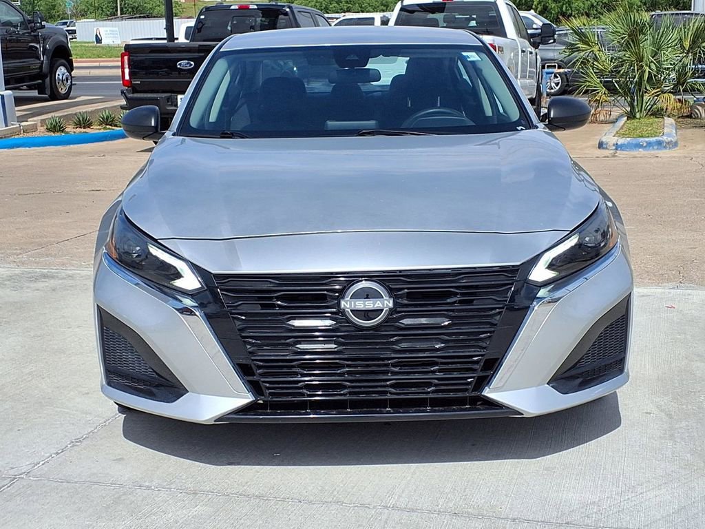 Used 2024 Nissan Altima 2.5 SV FWD image 3