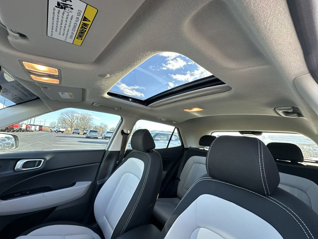 Used 2024 Hyundai Venue SEL image 21