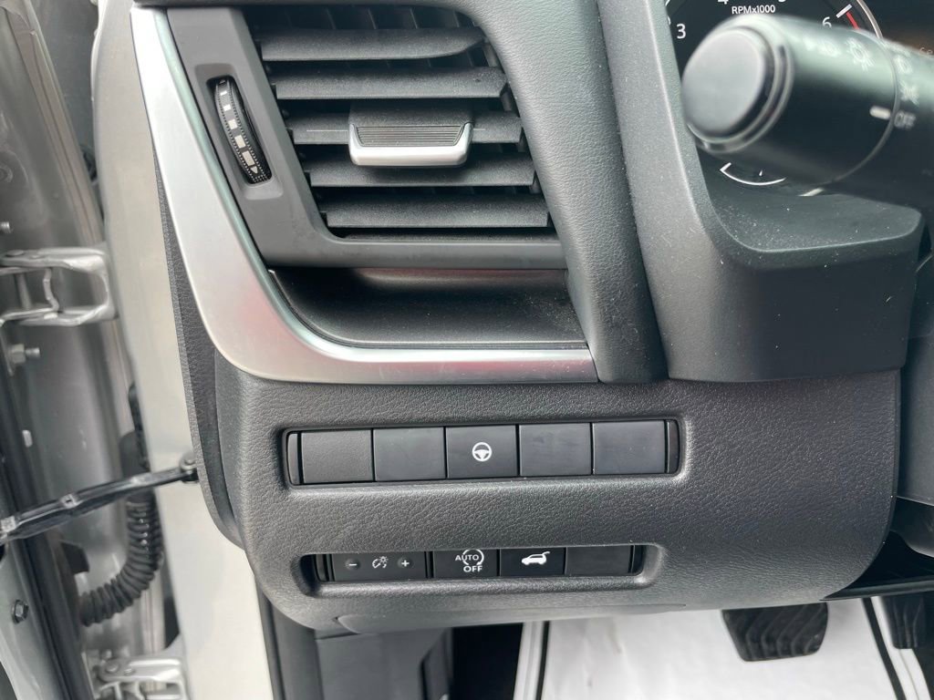Used 2024 Nissan Rogue SV image 12