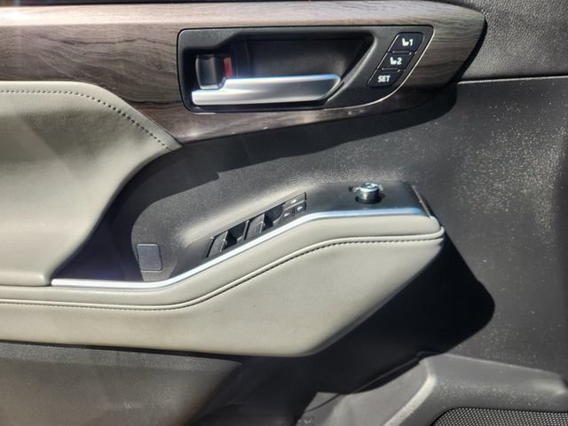 Certified 2025 Toyota Highlander Platinum AWD/4WD image 22